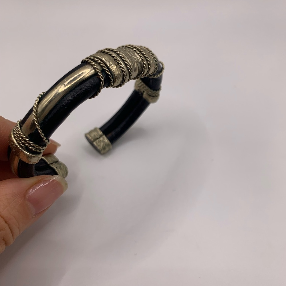 Vintage silver tone leather cuff bracelet - Picture 3 of 5